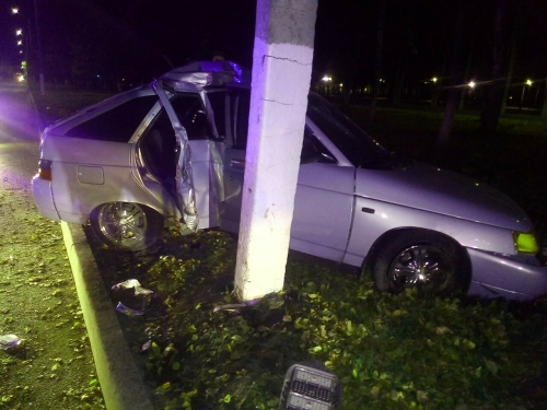 В Нижнекамске «Лада» врезалась в столб, пассажирка с переломами ног в больнице