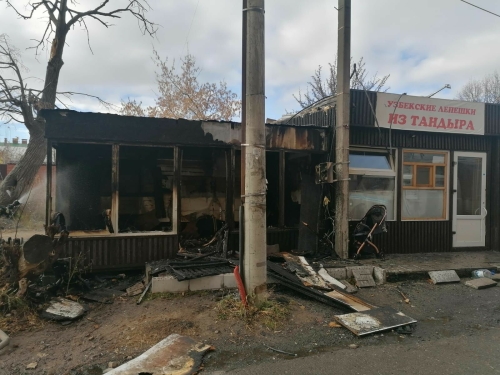 В центре Казани сгорел торговый павильон