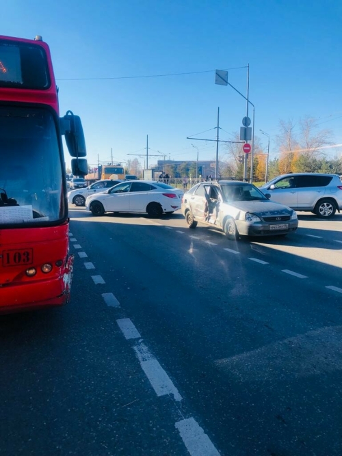 Кондуктор сломала позвоночник в ДТП с автобусом и авто в Казани