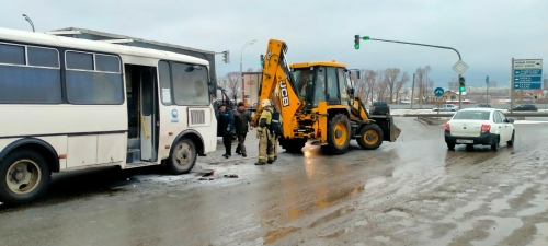 В Челнах у вахтового автобуса в пути вспыхнул двигатель