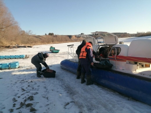 В Татарстане спасли троих рыбаков, которые оказались отрезанными водой на льду