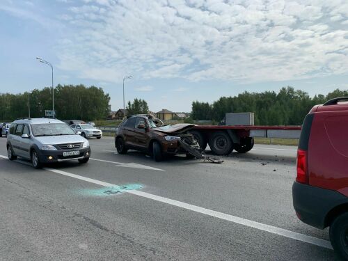 Очевидцы сняли на видео последствия столкновения BMW с грузовиком под Казанью