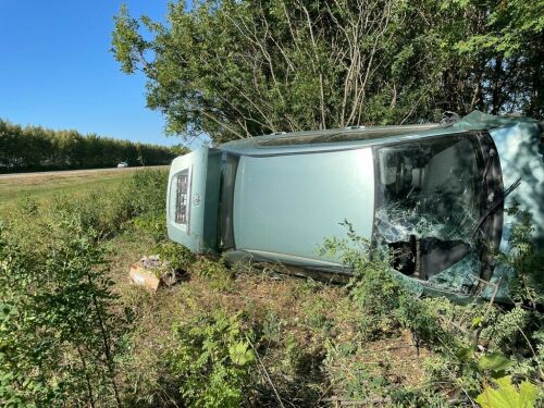 У легковушки оторвало бампер и она врезалась в дерево, вылетев с трассы в РТ