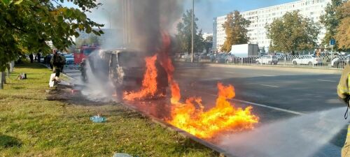 Очевидцы сняли на видео охваченный огнем фургон в Челнах