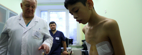 «Народной медициной деформацию груди не вылечишь»: врачи ДРКБ о новой методике операций