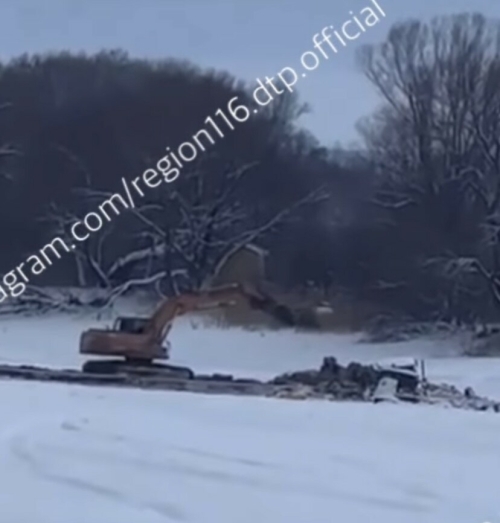 Под Казанью жители поселка вытащили повалившиеся под лед трактор и экскаваторы