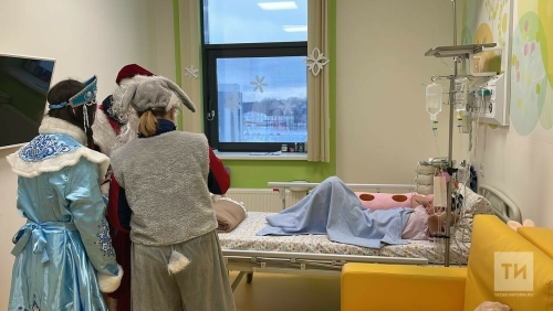 В Казани маленьких пациентов ДРКБ через окна поздравили «летающие» Дед Мороз и Снегурочка