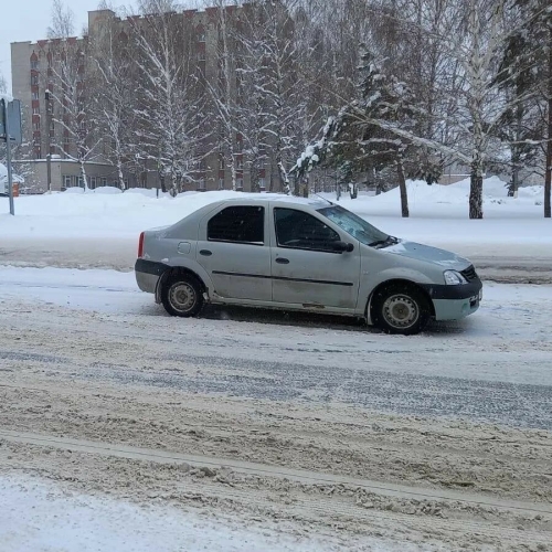 На видео попало, как в Нижнекамске автомобиль сбил женщину