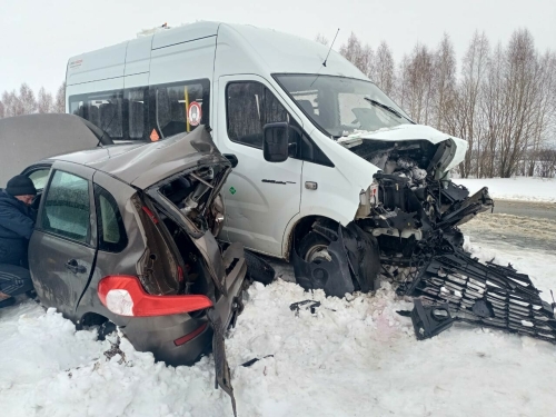 Один из водителей погиб в столкновении легковушки и вахтового автобуса на трассе в РТ