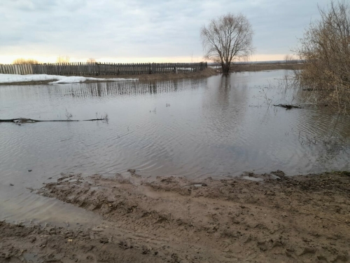 В Татарстане талыми водами затопило сельскую дорогу