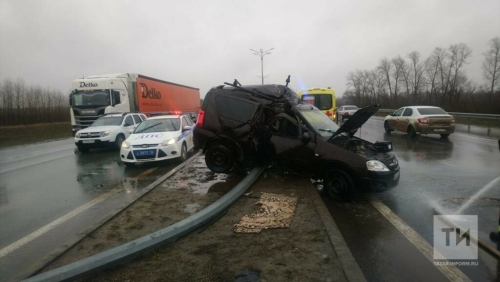 На выезде из Казани легковушка снесла столб, два человека пострадали