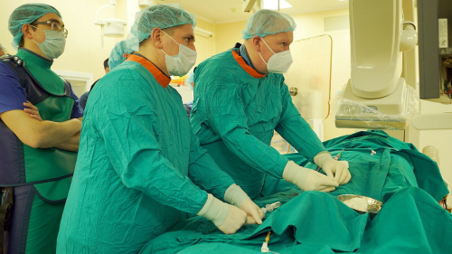 «Вместо открытой грудины несколько проколов»: в РКБ делают операции на новом оборудовании