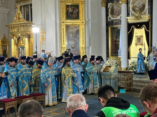 В главном соборе РТ началась праздничная служба в честь Казанской иконы Богородицы