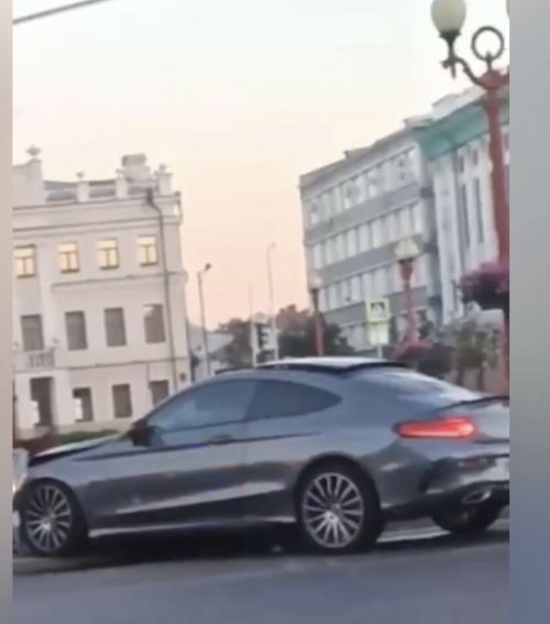 В центре Казани возле Театра оперы и балета Mercedes снес часть забора