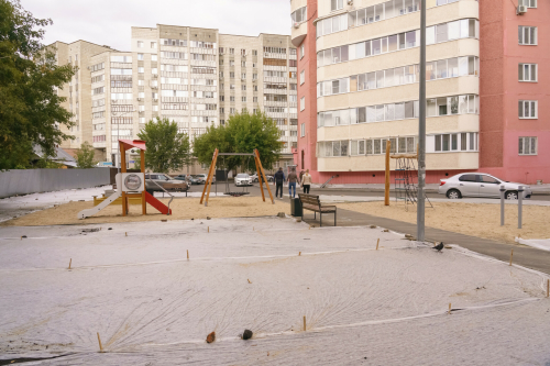 «Постарались расширить парковку по максимуму»: как облагородили двор по улице Сабан