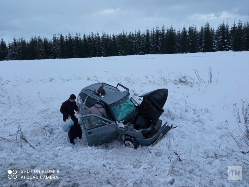 Авто вылетело в кювет и перевернулось после ДТП под Челнами, двое пострадали