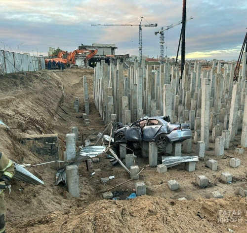 В Казани легковушка вылетела на сваи строящегося дома, водитель чудом остался жив