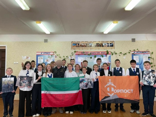 Боец спецоперации из Буинска привез школьникам флаг с подписями сослуживцев