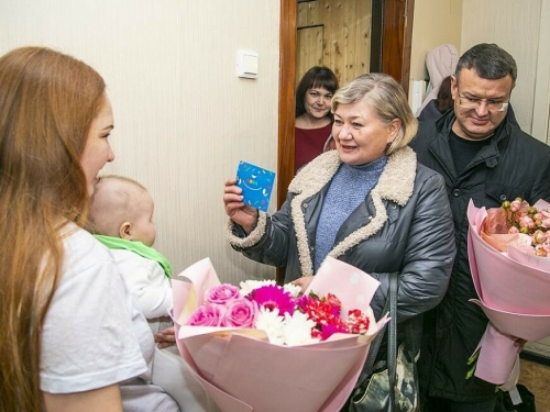 В Нижнекамске семью участника СВО поздравили с рождением дочери