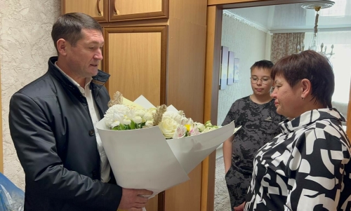 Глава Пестрецов поздравил маму Героя России Ивана Додосова с днем рождения