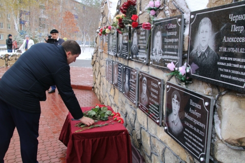 В Менделеевске открыли мемориалы и высадили рябины в память о бойцах СВО
