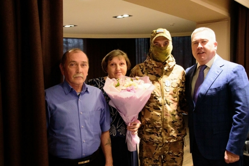 Глава Бугульминского района вручил бойцам СВО медали «За отвагу»