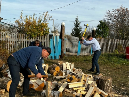 Глава Пестречинского района наколол дрова и снабдил продуктами семью бойца СВО