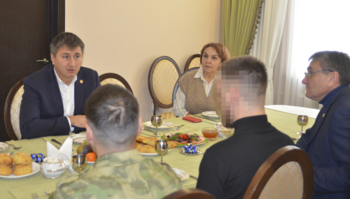 «Там поддержка очень важна»: глава Бавлов встретился с военнослужащими