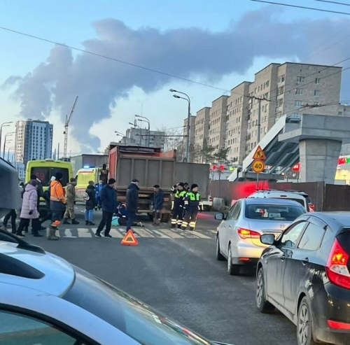 В Кировском районе Казани водитель «КамАЗа» сбил двоих пешеходов, женщина погибла