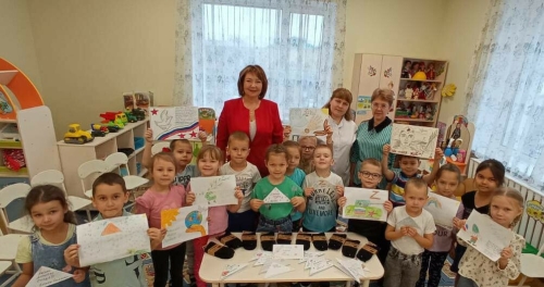 Воспитанники буинского детского сада подготовили рисунки бойцам СВО