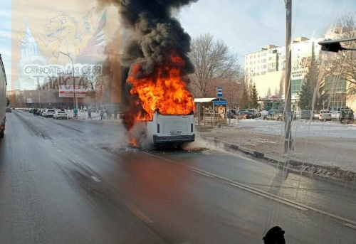 В Челнах пожарные потушили загоревшуюся на дороге маршрутку