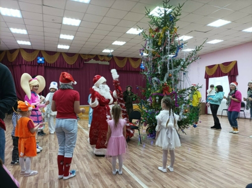 Глава Мамадыша в образе Деда Мороза поздравил детей бойцов СВО с Новым годом
