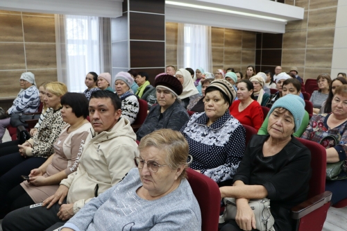 Родным и близким бойцов СВО в Апастово вручили новогодние подарки