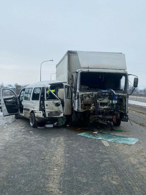 Женщина-водитель фургона погибла, врезавшись в фуру на трассе М7 в Татарстане