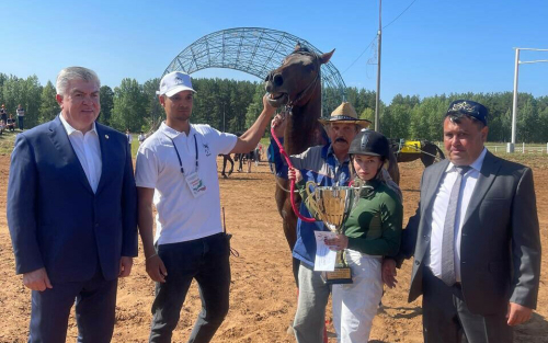 Наездница из Менделеевского района заняла первое место в скачках на Сабантуе в Челнах