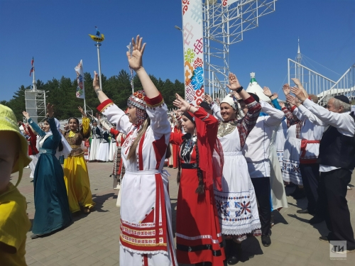 Этнодеревня, скачки и «Москвич» для главного силача: Челны с размахом отмечают Сабантуй