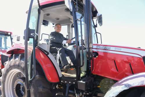 Минниханов протестировал новый трактор на турецком заводе «Тюмосан»