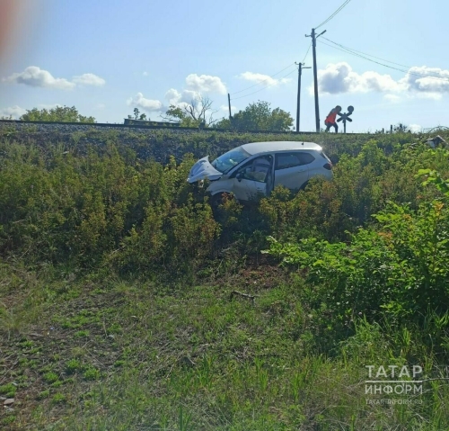 В Татарстане поезд снес легковушку с железнодорожных путей, водителю удалось выжить