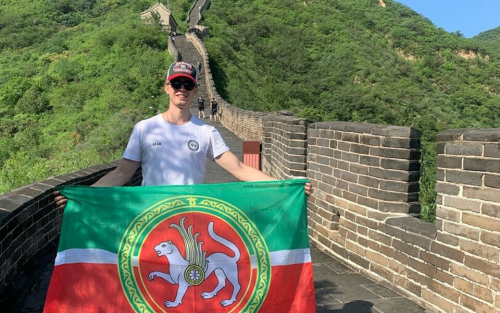 «Китайцам понравилось»: Татарстанец развернул флаг республики на Великой Китайской стене