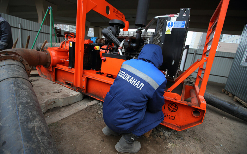 При прокладке ливневок на перекрестке Баруди и Серова в Казани повредили водовод