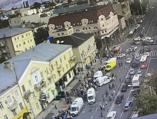 В Калуге водитель легковушки влетел в автобусную остановку, есть пострадавшие