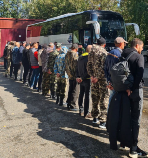 Из Альметьевска в зону спецоперации проводили военнослужащих по контракту