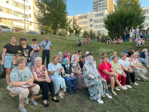 Праздники двора в Челнах стартовали с концерта, награждений и под чай из самовара