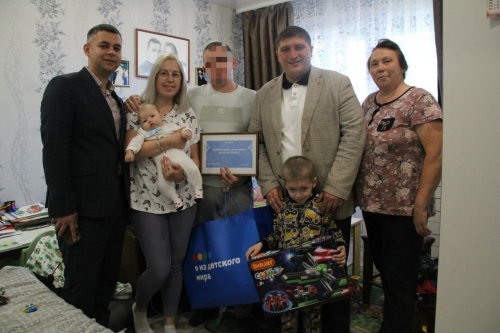 Глава Менделеевского района поздравил семью участника СВО с рождением ребенка