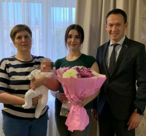 Глава Альметьевского района поздравил семью бойца с рождением дочери