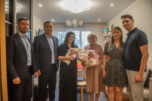 Глава исполкома Челнов поздравил жену военнослужащего с рождением дочери