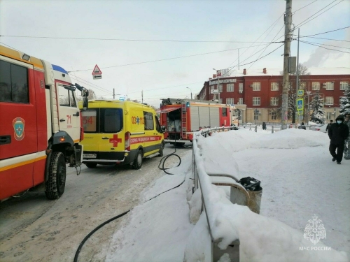 Утром на Сибирском тракте в Казани загорелся рыночный ларек