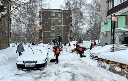 Казань в центре стихии: горожане помогают 1,5 тысячам дворников, автобусы вместо трамваев