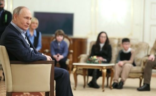 «Это сигнал для всех уровней власти»: Путин встретился с семьями погибших в ходе СВО