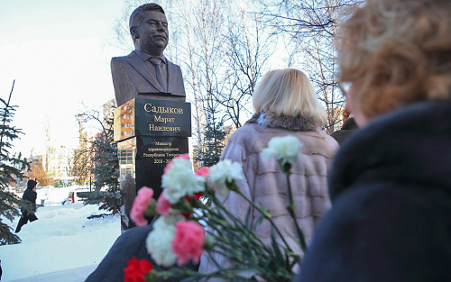 «Он хотел бы, чтобы мы улыбались»: в Казани открыли бюст Марата Садыкова